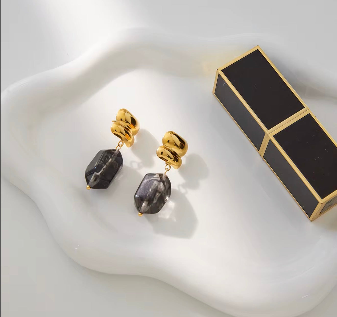 Éclipse Noir Drop Earrings