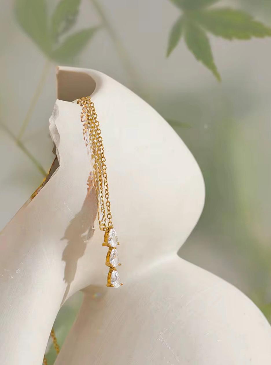Lumière Teardrop Necklace